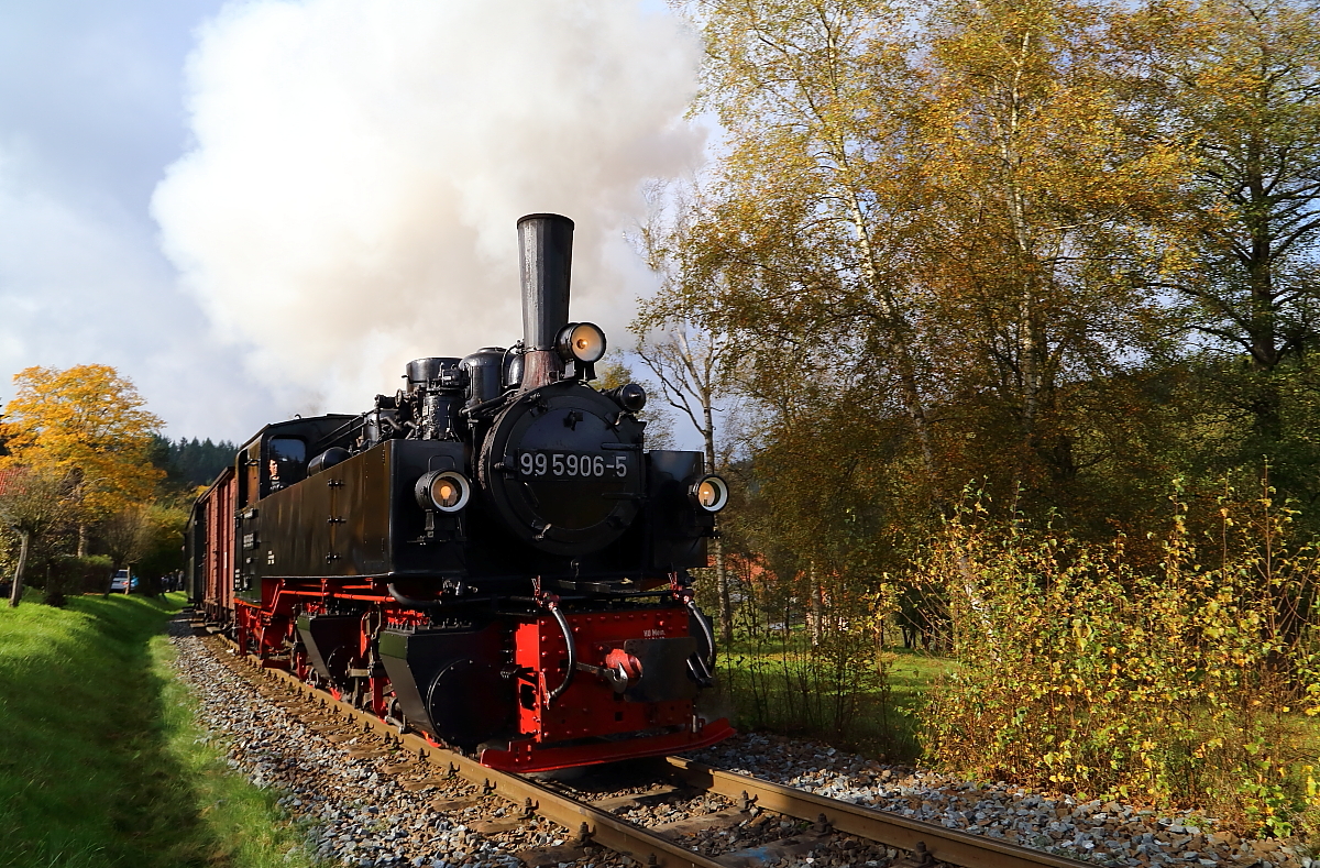 Ausfahrt von 99 5906 mit IG HSB-Sonderzug am 17.10.2014 aus dem Haltepunkt Sorge (Scheinanfahrt). (Bild 3)