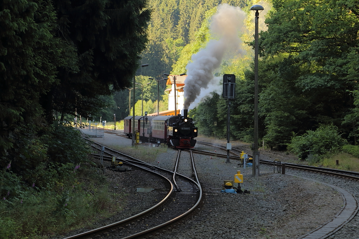 Ausfahrt von 99 5906 mit Jubiläums-Sonderzug der IG HSB am 07.07.2018 aus dem Bahnhof Eisfelder Talmühle. (Bild 1)