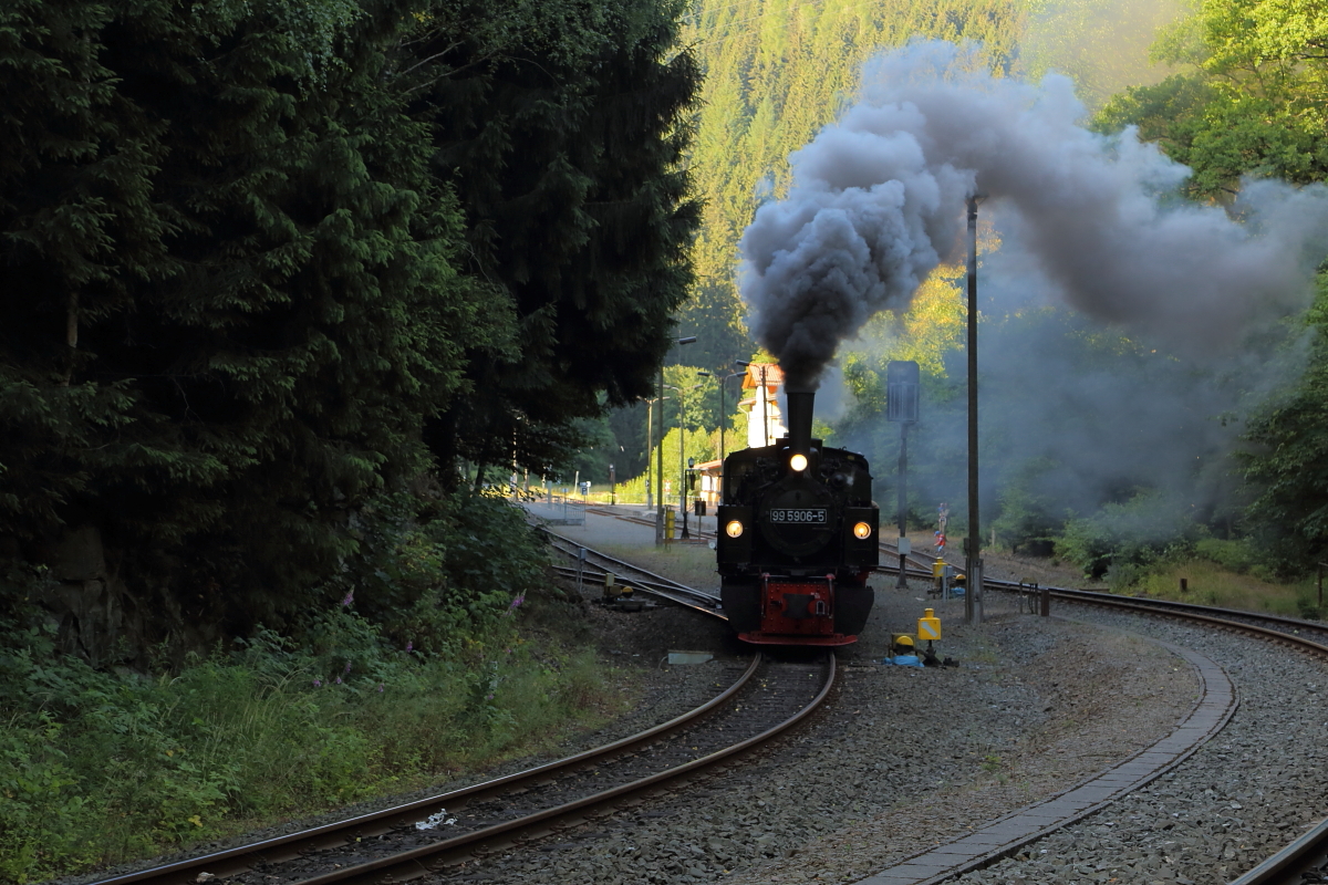 Ausfahrt von 99 5906 mit Jubiläums-Sonderzug der IG HSB am 07.07.2018 aus dem Bahnhof Eisfelder Talmühle. (Bild 2)