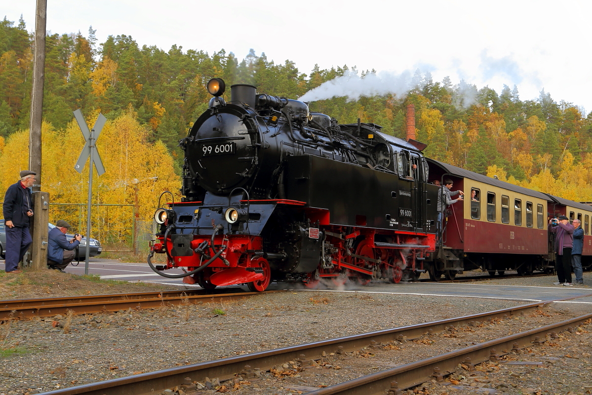Ausfahrt von 99 6001 mit P 8965 (Gernrode - Hasselfelde) am 20.10.2018 aus dem Haltepunkt Silberhütte/Anhalt. (Bild 2) Die Lok ist nicht nur, wie ihr Spitzname lautet, eine  Ballerina , sondern auch eine echte Diva, welche stets von  Paparazzi  umlagert wird! ;-)
