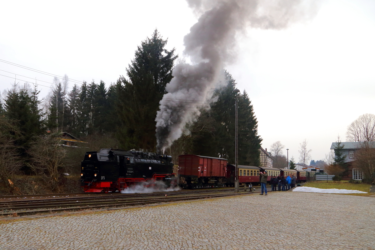 Ausfahrt von 99 7232 mit IG HSB-Sonder-PmG, zur Rücküberführung nach Wernigerode, am Abend des 25.02.2017 aus dem Bahnhof Hasselfelde. (Bild 1)