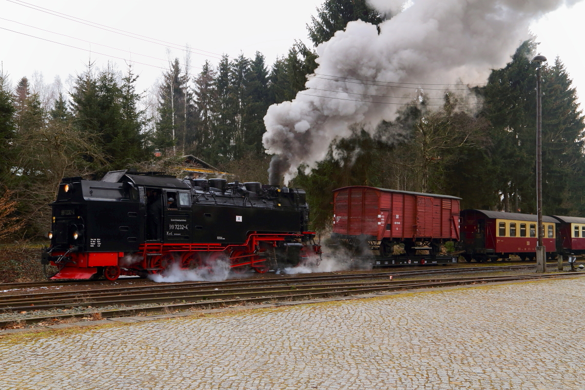 Ausfahrt von 99 7232 mit IG HSB-Sonder-PmG, zur Rücküberführung nach Wernigerode, am Abend des 25.02.2017 aus dem Bahnhof Hasselfelde. (Bild 2)