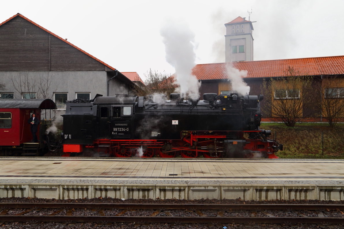 Ausfahrt von 99 7234 mit P8903 nach Eisfelder Talmühle am 05.02.2016 aus dem Bahnhof Wernigerode. (Bild 1) Ein kurzer Pfiff und die Maschine setzt sich in Bewegung.
