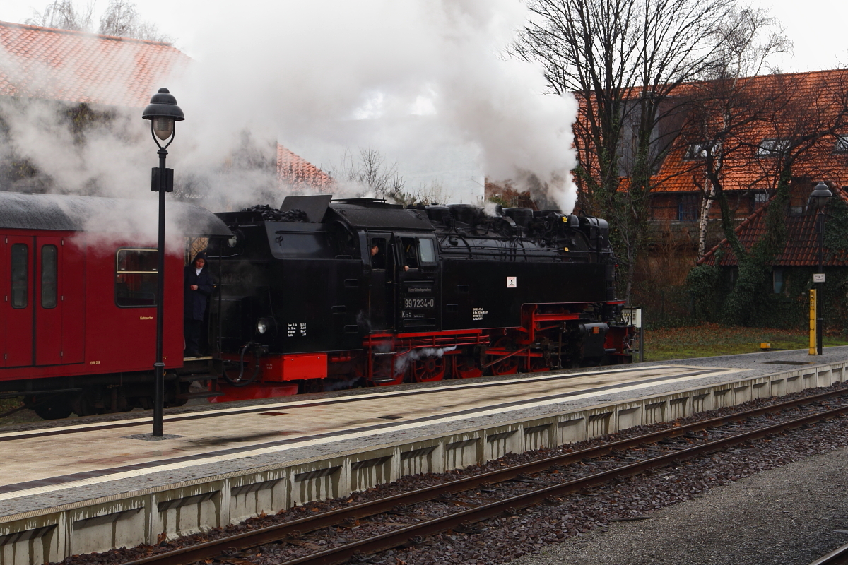 Ausfahrt von 99 7234 mit P8903 nach Eisfelder Talmühle am 05.02.2016 aus dem Bahnhof Wernigerode. (Bild 3) Langsam wird der Regler etwas weiter geöffnet und der Zug beschleunigt.