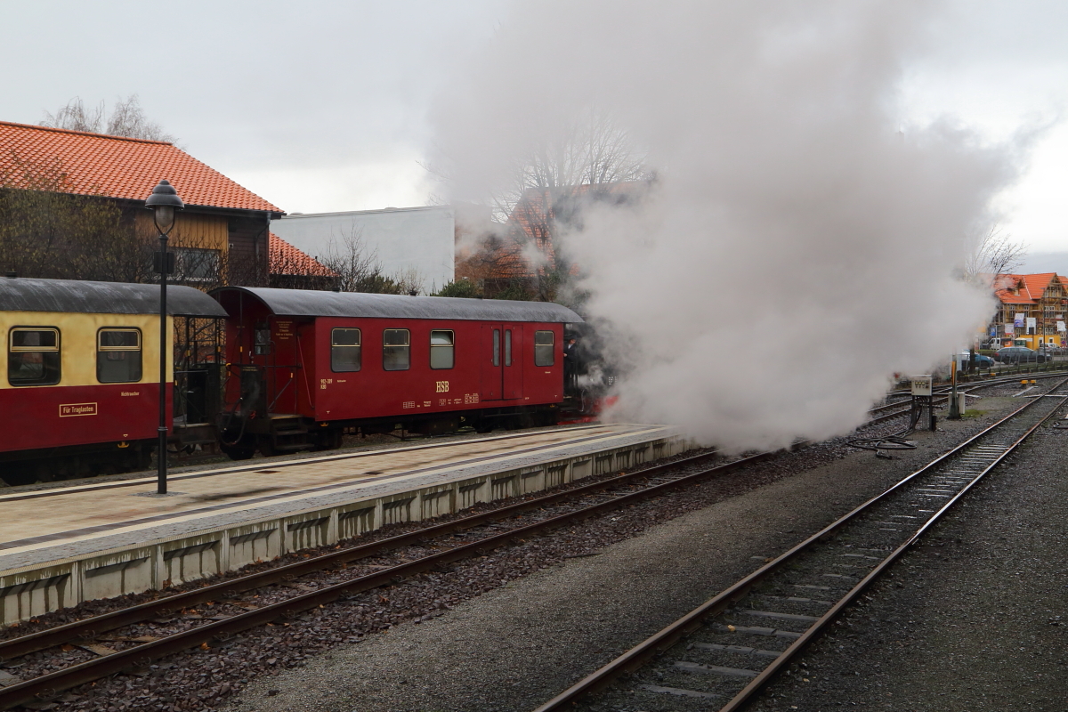 Ausfahrt von 99 7234 mit P8903 nach Eisfelder Talmühle am 05.02.2016 aus dem Bahnhof Wernigerode. (Bild 4) Noch ein mächtige Dampfwolke zum Abschied und Sekunden später ist der Zug aus dem Blickfeld verschwunden.