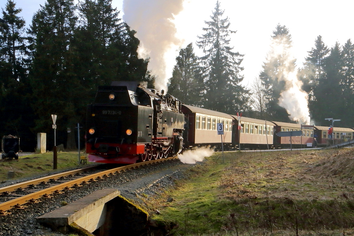 Ausfahrt von 99 7234 mit P8904 (Eisfelder Talmühle-Wernigerode) am 06.02.2016 aus dem Bahnhof Drei Annen Hohne. (Bild 1)