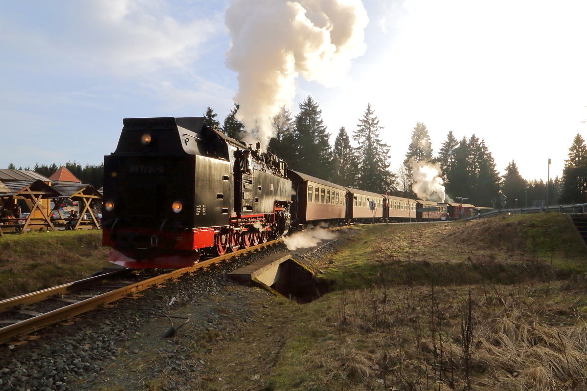 Ausfahrt von 99 7234 mit P8904 (Eisfelder Talmühle-Wernigerode) am 06.02.2016 aus dem Bahnhof Drei Annen Hohne. (Bild 2)