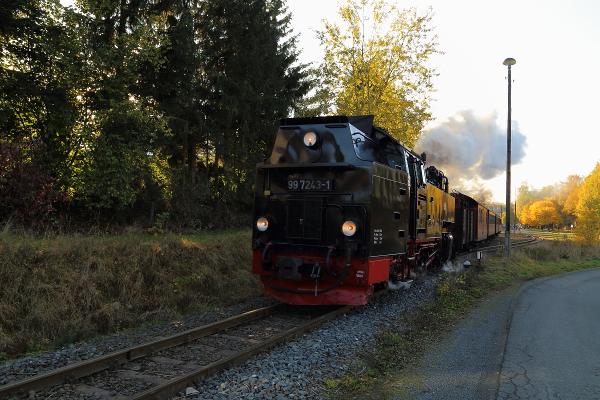 Ausfahrt von 99 7243 mit P8976 nach Eisfelder Talmühle am 23.10.2016 aus dem Bahnhof Hasselfelde. (Bild 1)