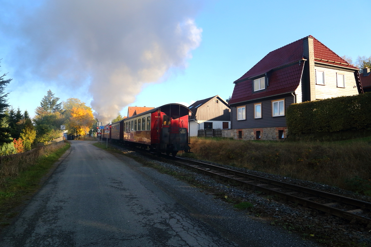 Ausfahrt von 99 7243 mit P8976 nach Eisfelder Talmühle am 23.10.2016 aus dem Bahnhof Hasselfelde. (Bild 2) Der Zug hat jetzt den Bahnhof verlassen und strebt seinem ersten Halt in Stiege entgegen.