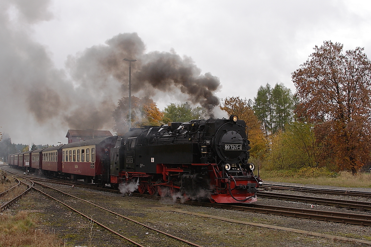 Ausfahrt von 99 7245 mit P8920 aus Nordhausen am 20.10.2013 aus dem Bahnhof Benneckenstein in Richtung Drei Annen Hohne und Brocken.