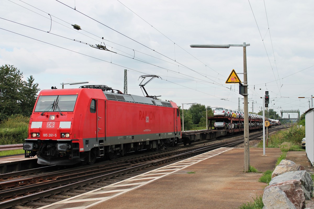 Ausfahrt am 02.09.2014 von der Mannheimer 185 261-5 mit einem gemischten Güterzug aus dem Überholgleis und durch den Bahnhof von Orschweier in Richtung Schweiz.