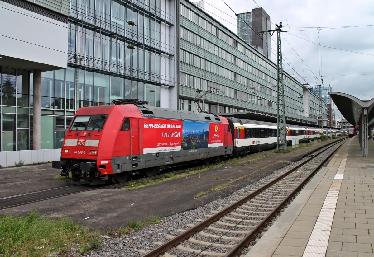 Ausfahrt am 03.05.2014 von der 101 006-5  Bern-Berner Oberland himmlisCH  mit dem EC 6 (Chur HB (Kurswagen)/Zürich HB - Dortmund Hbf) aus dem Hauptbahnhof von Freiburg (Breisgau).