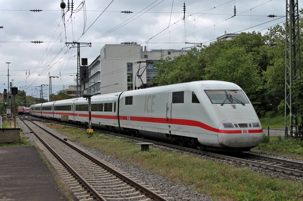 Ausfahrt am 03.05.2014 vom 401 076-5 aus dem Hauptbahnhof in Freiburg gen Offenburg. Im Hintergrund sieht man 101 019-8 bei der Einfahrt mit dem EC 9 (Hamburg-Altona - Zürich HB).
