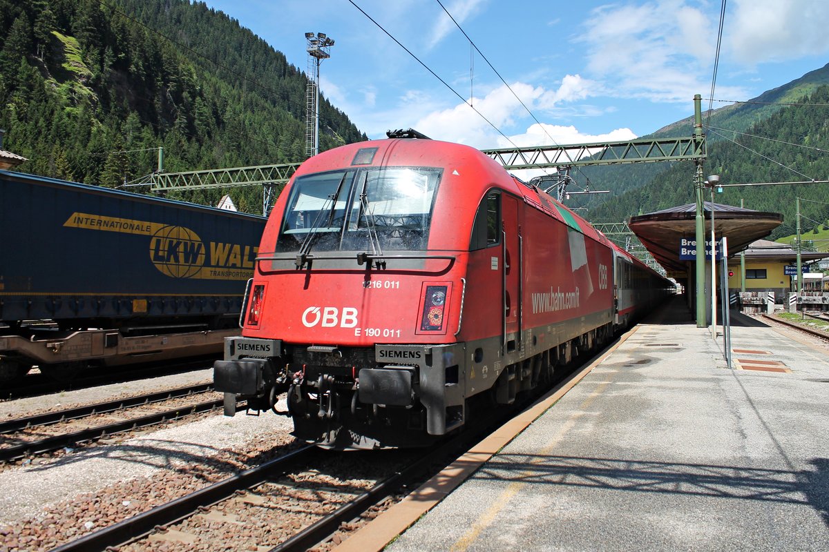 Ausfahrt am 04.07.2018 von 1216 011 (E 190 011) mit dem EuroCity 87 (Rosenheim - Venezia S.L.) aus dem Bahnhof von Brennero in Richtung Bozen.