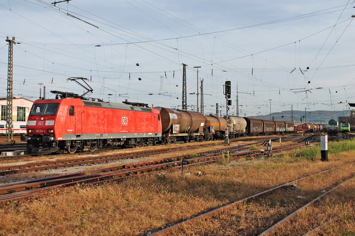 Ausfahrt am 04.10.2017 von 185 120-3 mit einem langen gemischten Güterzug (Chiasso Smistamento - Mannheim Rbf) aus Gleis 1 des Badischen Bahnhof von Basel in Richtung Deutschland. (Fotostandpunkt von öffentlich zugänglichen Parkplatz) 