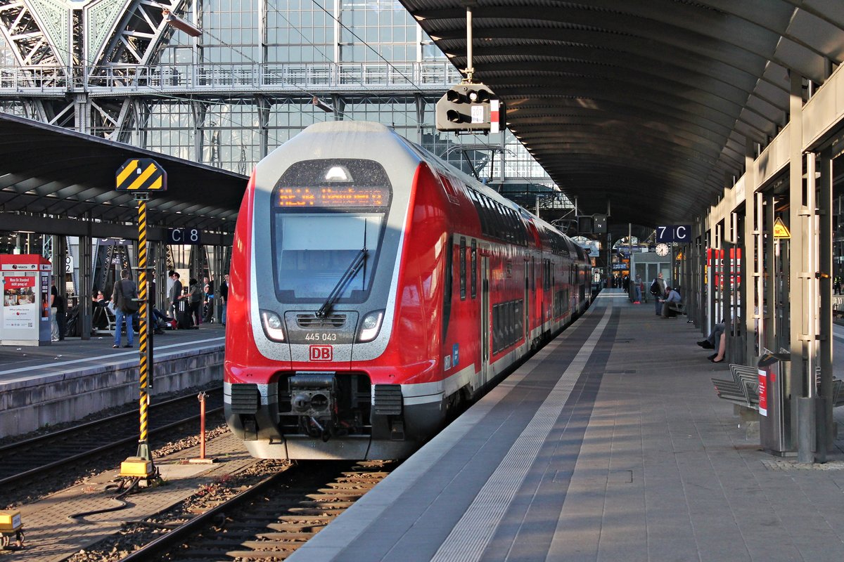 Ausfahrt am 05.05.2018 von 445 043 zusammen mit 445 063 als RE 54 (Frankfurt (Main) Hbf - Bamberg) aus dem Startbahnhof in Richtung Südbahnhof.
