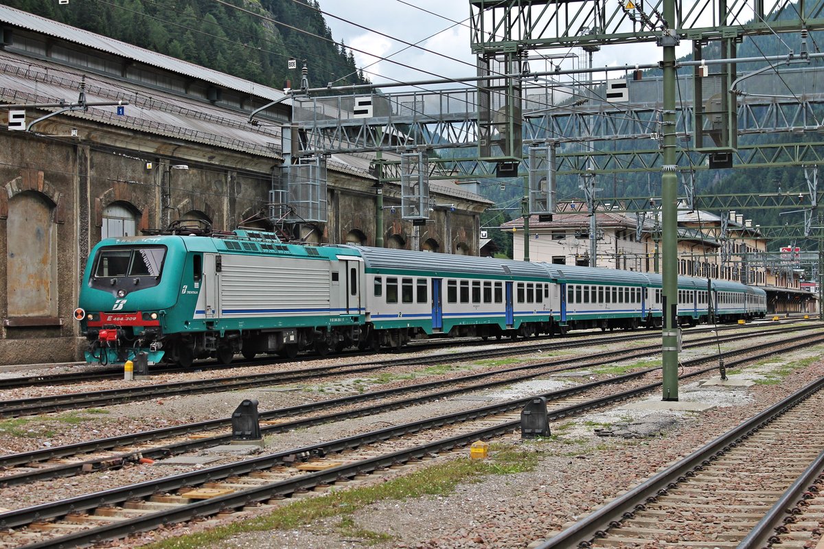 Ausfahrt am 05.07.2018 von E 464.309 mit ihrem Regionalzug (Brennero - Bolzano) von Gleis 1 des Startbahnhofes in Richtung Süden.
