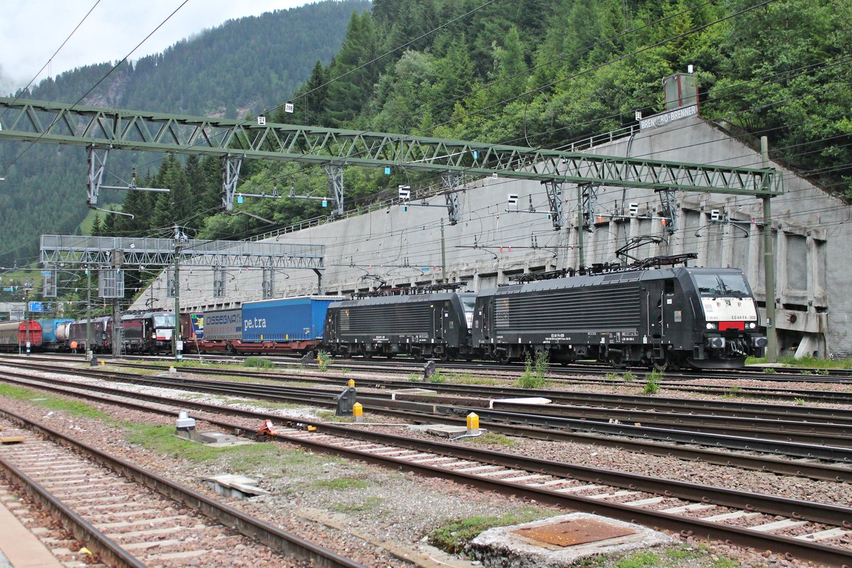 Ausfahrt am 05.07.2018 von MRCE/LM ES 64 F4-009 (189 909-5) zusammen mit der MRCE/LM ES 64 F4-023 (189 923-6) und einem KLV nach Verona Quadrante Europe aus dem Bahnhof von Brennero in Richtung Bolzano.