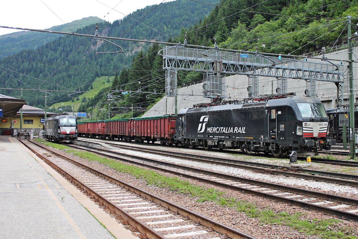 Ausfahrt am 05.07.2018 von MRCE/MIR X4 E-648 (193 648-3)  MERCITALIA RAIL  mit einem gemischten Güterzug aus dem Bahnhof von Brennero in Richtung Bozen.