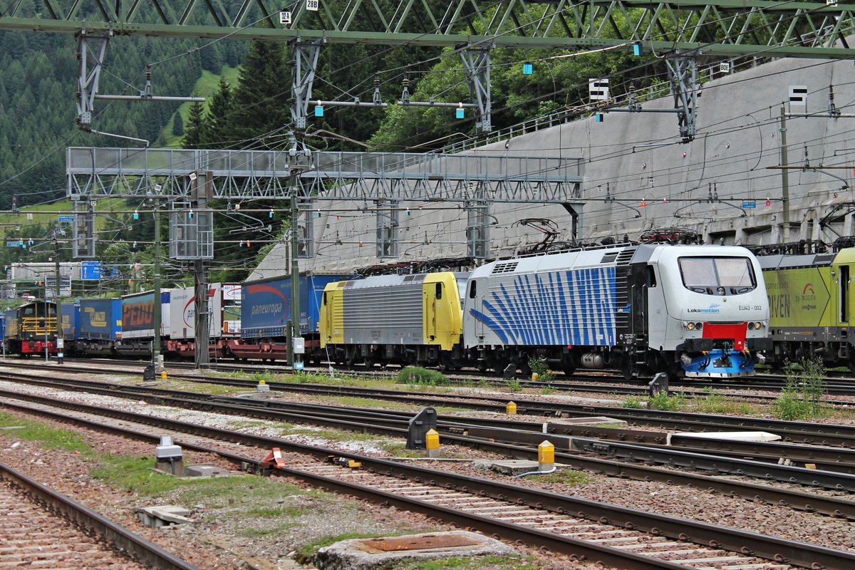 Ausfahrt am 05.07.2018 von RTC EU43-002 zusammen mit der MRCE/LM ES 64 F4-030 (189 930-1) als Wagenlok und einem KLV nach Verona Q. E. aus dem Grenzbahnhof Brennero in Richtung Bozen.