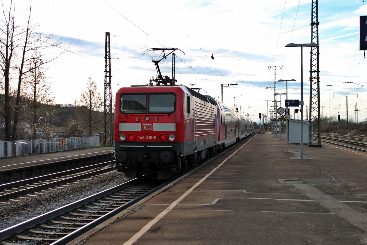Ausfahrt am 06.01.2014 von 143 810-0  Schluchsee  und 143 332-5 mit RE 26515 (Offenburg - Basel Bad Bf) in Müllheim (Baden) gen Basel.