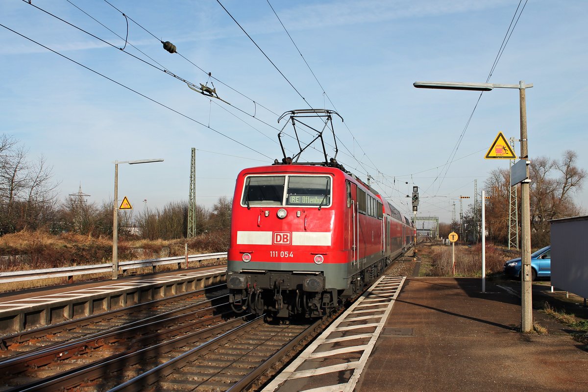 Ausfahrt am 06.01.2015 von der Freiburger 111 054 als 146.1-Ersatz mit einem RE (Basel Bad Bf - Offenburg) aus Orschweier gen Lahr.