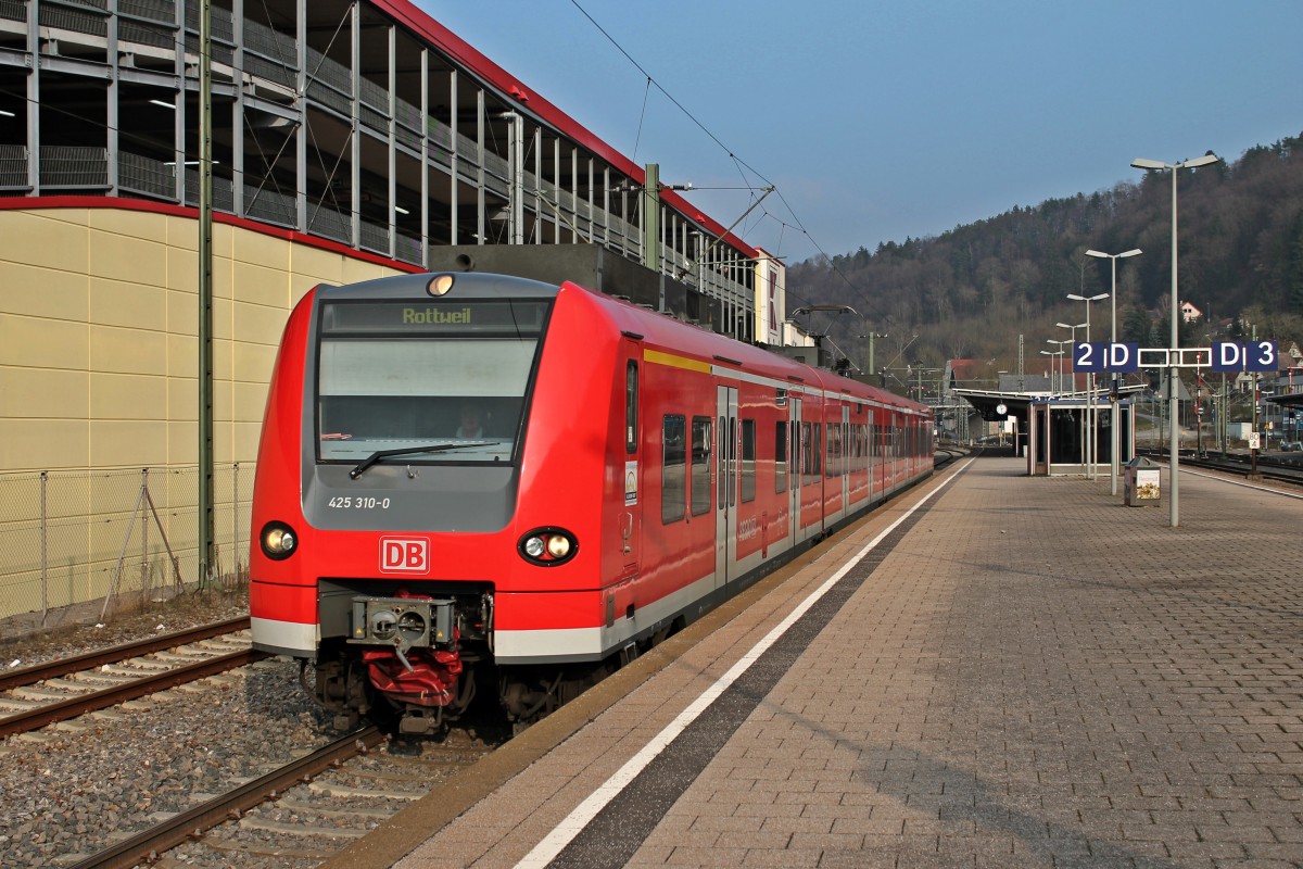 Ausfahrt am 06.03.2014 von 425 310-0 als RE 19045 (Stuttgart Hbf - Rottweil) im Bahnhof von Horb.