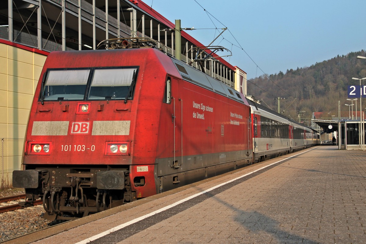 Ausfahrt am 06.03.2014 vom IC 281 (Stuttgart Hbf - Zürich HB) und der Hamburger 101 103-0 in Horb in Richtung Singen (Hohentwiel).