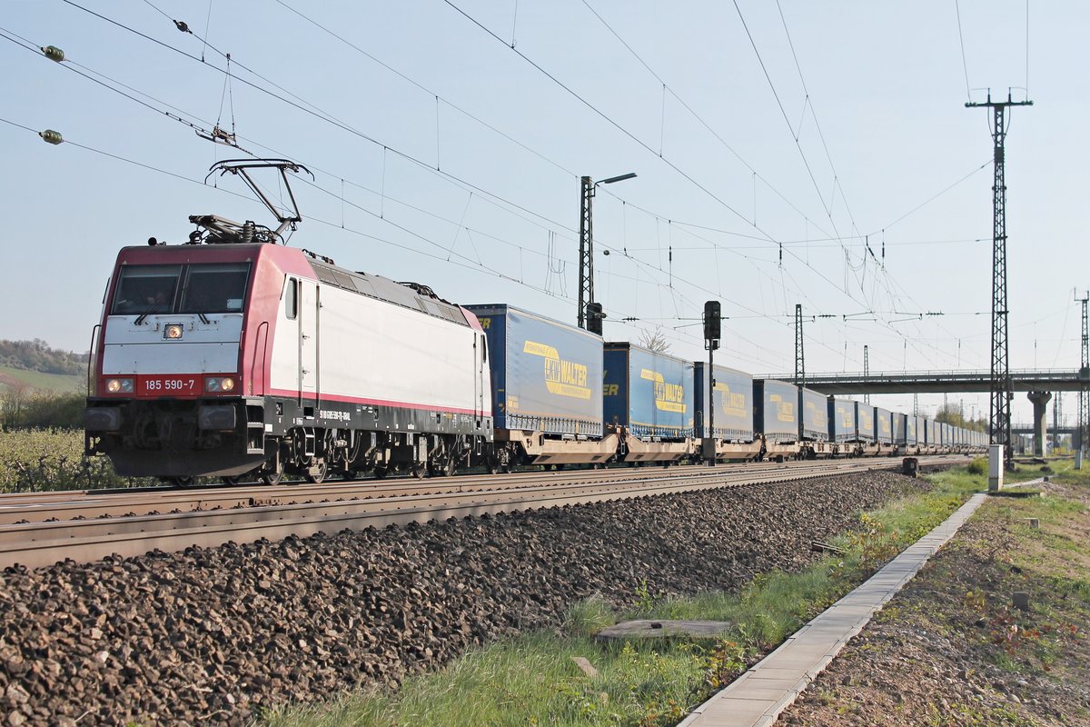 Ausfahrt am 06.04.2017 von BRLL/XRAIL 185 590-7 mit einem  LKW Walter -KLV nach Belgien aus dem Überholgleis von Müllheim (Baden) in Richtung Freiburg (Breisgau), nachdem sie zuvor vom Fernverkehr überholt worden war.