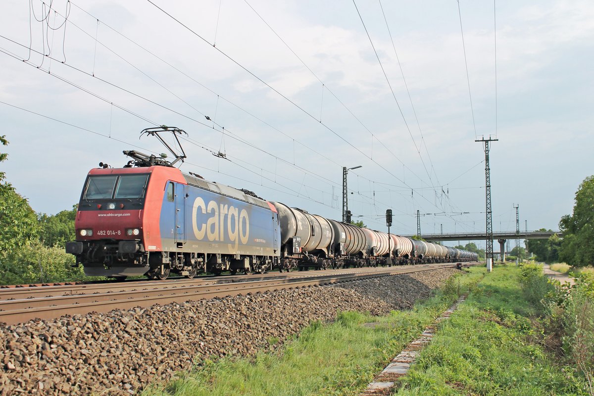 Ausfahrt am 08.06.2018 von Re 482 014-8 mit einem leeren Kesselwagenzug aus dem Überolgleis von Müllheim (Baden) in Richtung Norden.