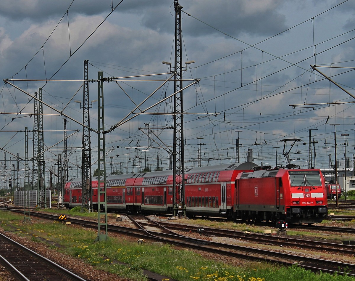 Ausfahrt am 10.05.2013 von 146 232-4 mit einem IRE von Konstanz nach Karlsruhe aus dem Bahnhof von Offenburg.