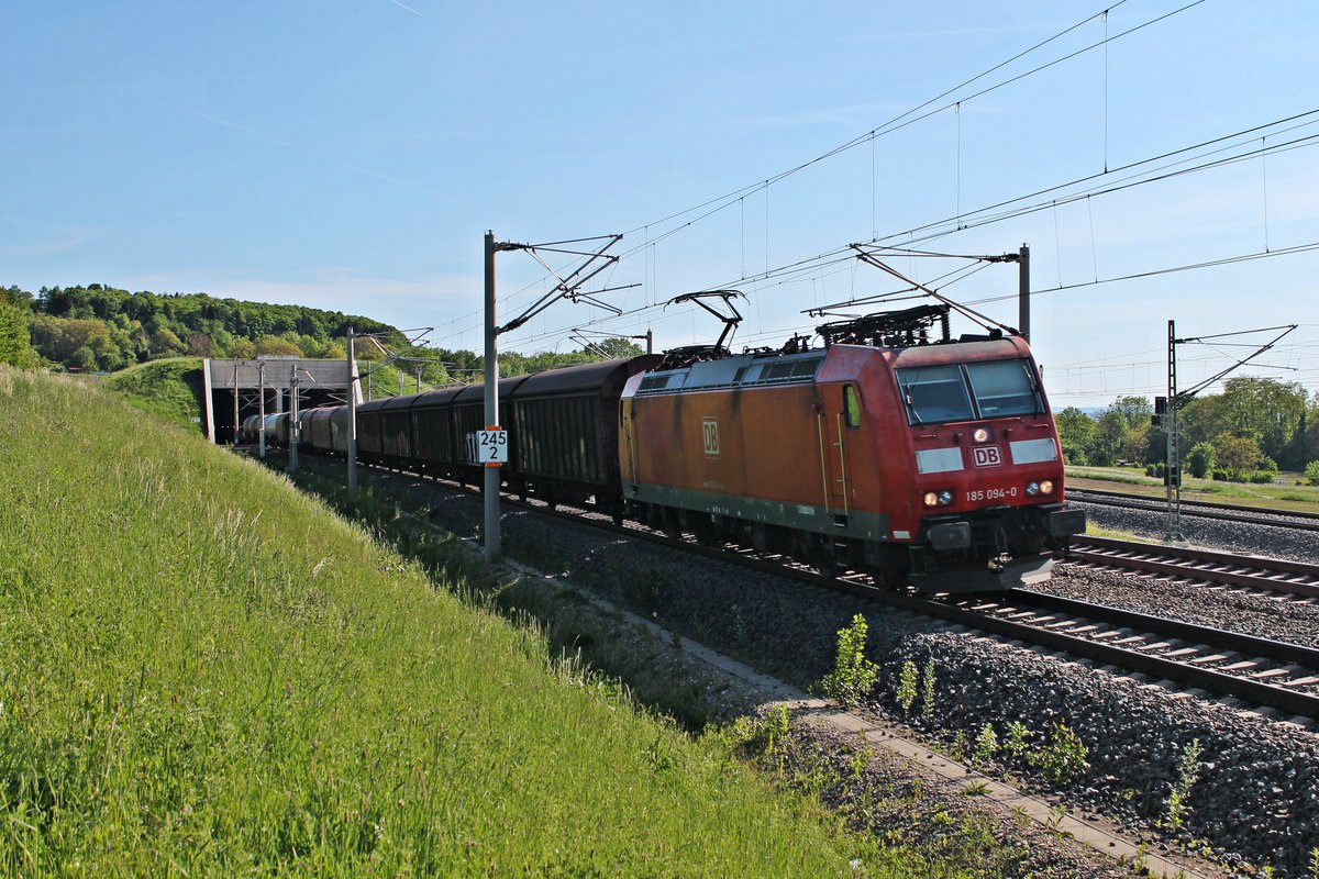 Ausfahrt am 10.05.2015 von 185 094-0 mit einem gemischten Güterzug aus dem Katzenbergtunnel bei Schliengen und fuhr in Richtung Norden.