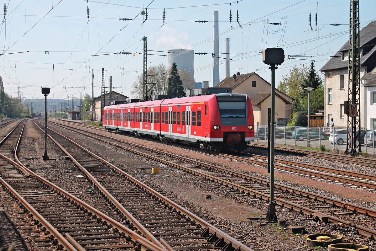 Ausfahrt am 12.04.2017 von 425 138-5 als RB70 (Kaiserlautern Hbf - Merzig (Saar)) aus dem bahnhof von Ensdorf (Saar) in Richtung Saarlouis.