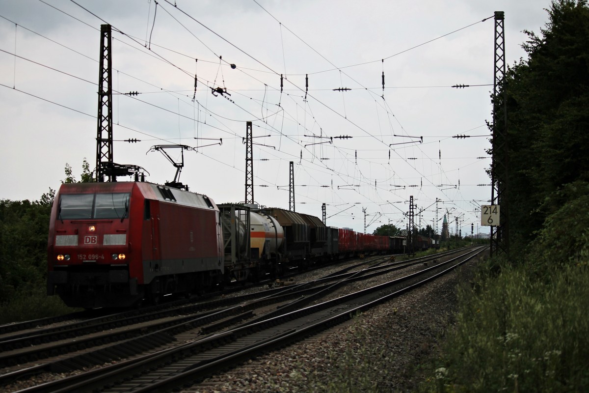Ausfahrt am 12.07.2014 von 152 096-4 mit dem 44633 (Mannheim Rbf - Basel SBB Rbf) von den Gütergleisen aus Richtung Freiburg Gbf am Abzweig Leutersberg.