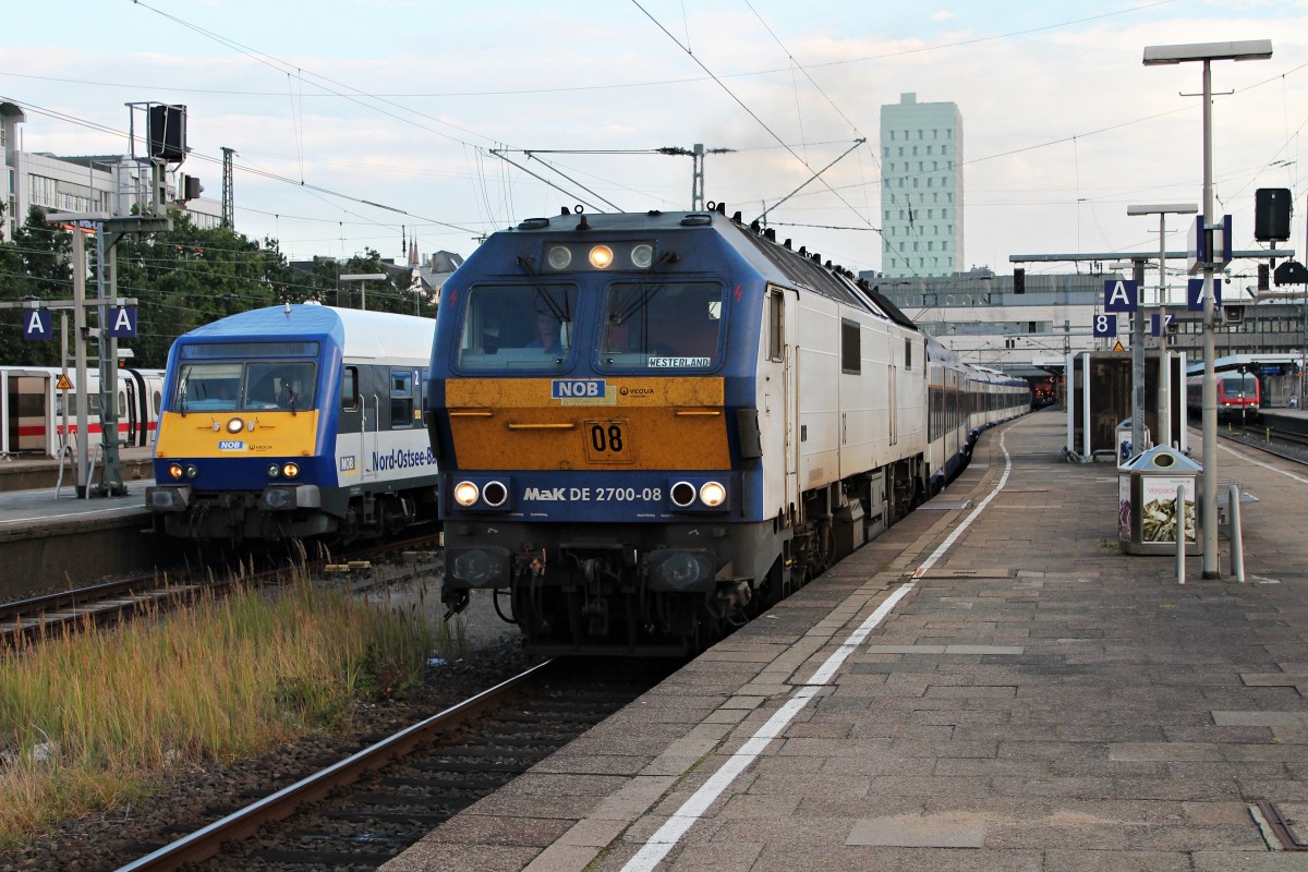 Ausfahrt am 12.08.2014 von MaK DE 2700-08 (251 008-9) mit einer NOB nach Westerland (Sylt) in Hamburg Altona.