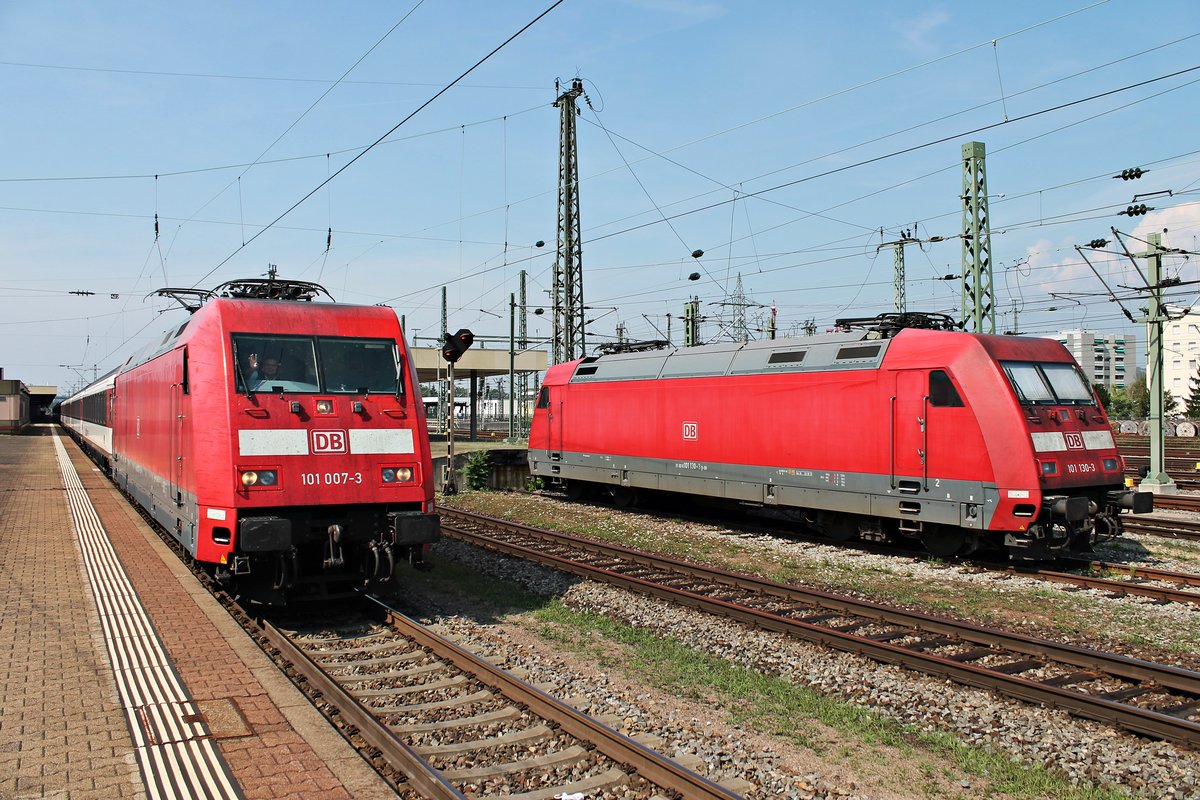 Ausfahrt am 12.08.2015 von 101 007-3 mit dem EC 9 (Hamburg Altona - Zürich HB) aus dem Badischen Bahnhof von Basel in Richtung Basel SBB, als sie an der Abgestellten ex. MET 101 130-3 vorbei fuhr.