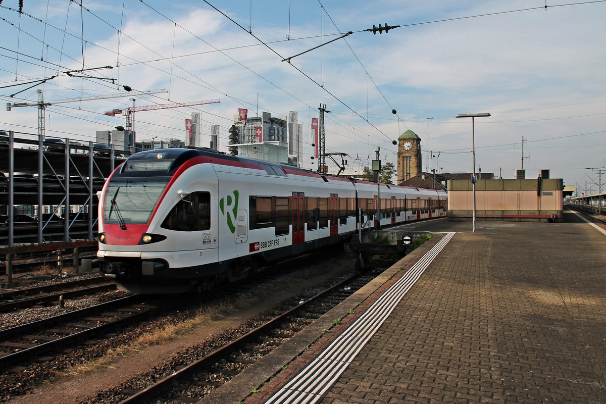 Ausfahrt am 12.10.2015 von RABe 521 005 als Pendel-S6 (Basel SBB - Basel Bad Bf - Basel SBB) aus dem Badischen Bahnhof in Richtung Schweizer Bahnhof.