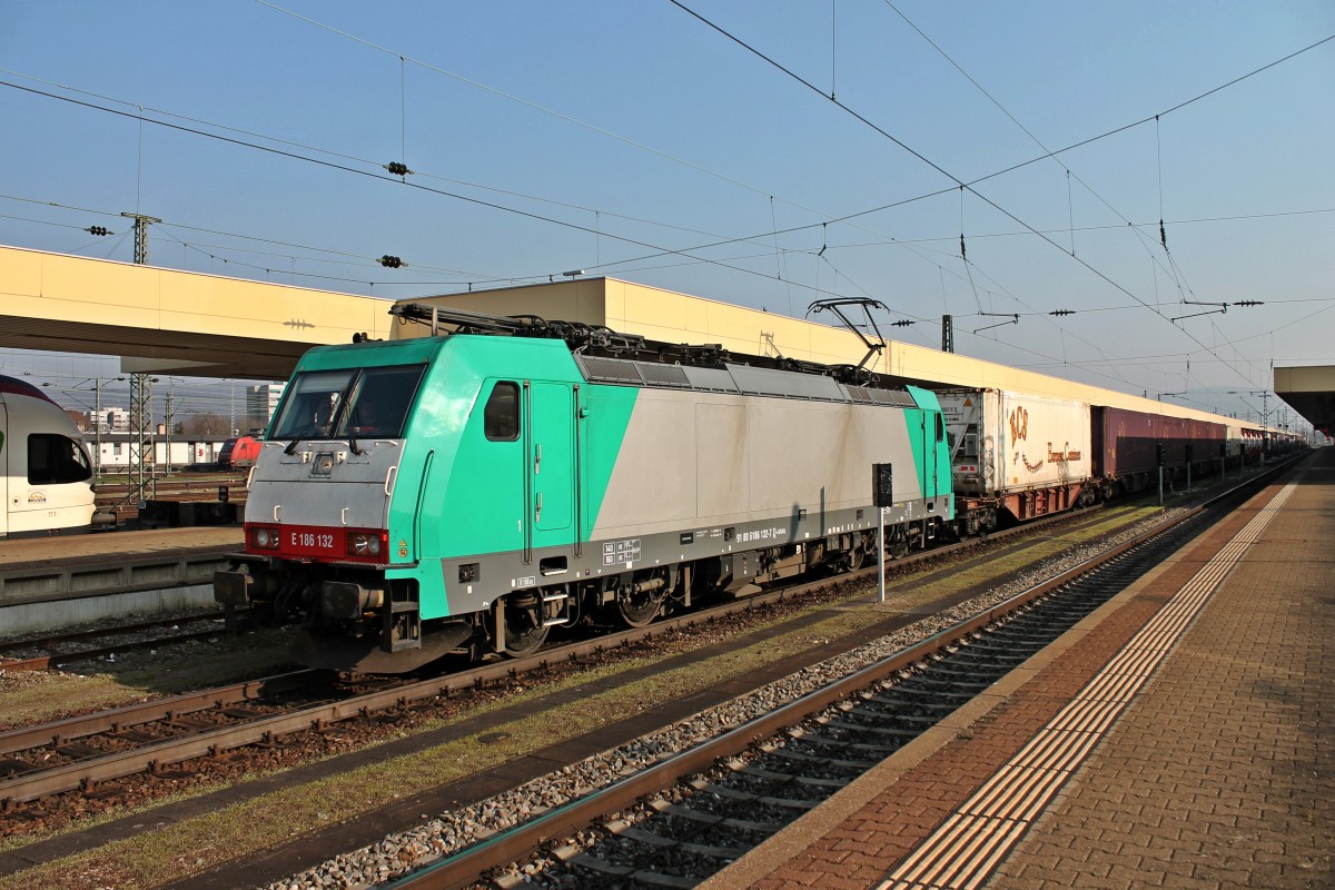 Ausfahrt am 13.03.2014 von der Alpha Trains/Crossrail E 186 132 mit einem Containerzug in Basel Bad Bf. Sie musste zuvor auf eine Zugkreuzung im Vorfeld warten.