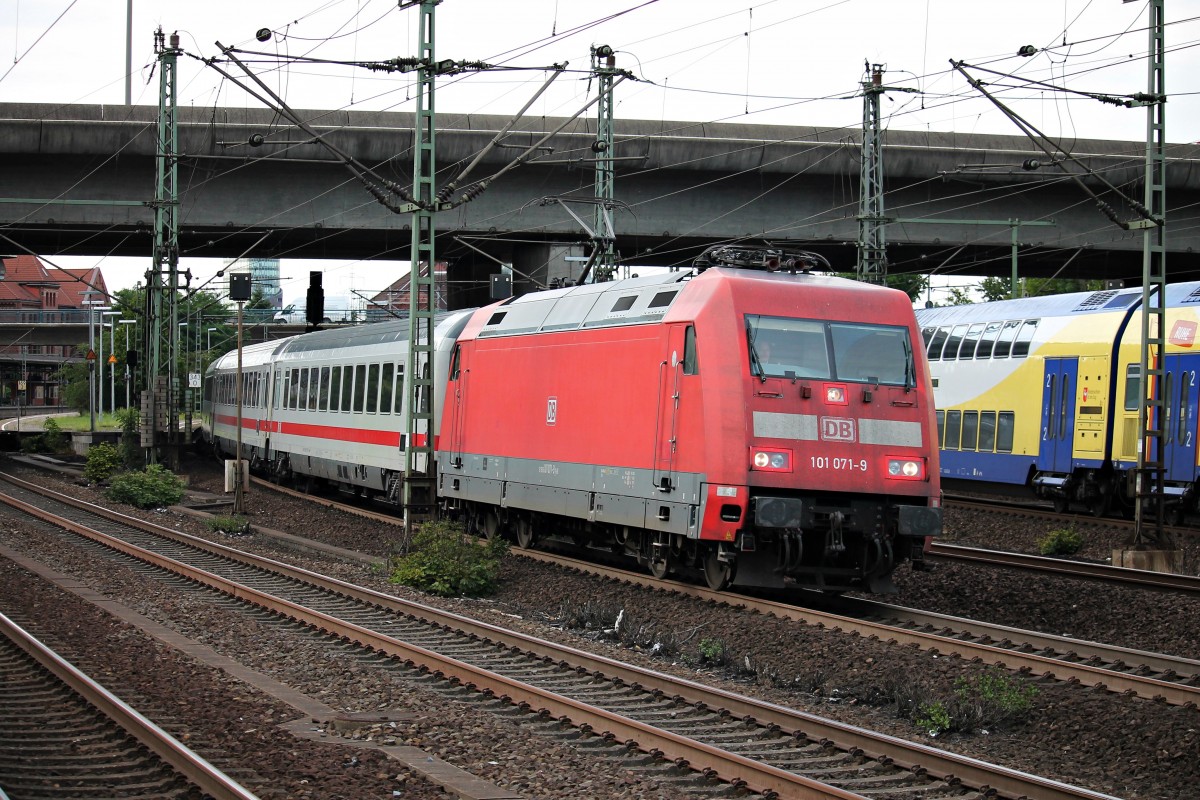 Ausfahrt am 13.08.2014 von 101 071-9 mit einem InterCity aus Hamburg Harburg.