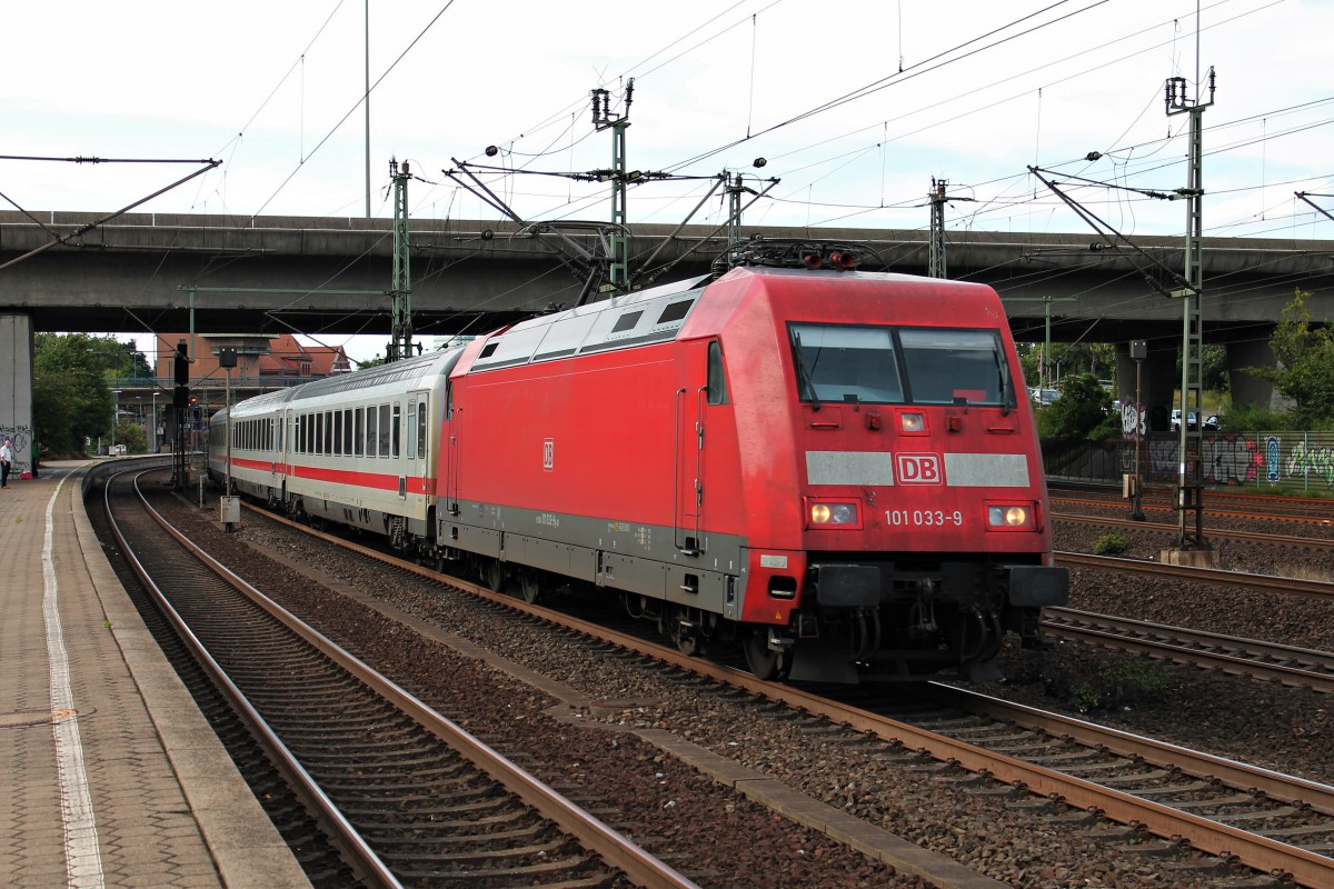 Ausfahrt am 13.08.2014 gen Süden von 101 033-9 mit einem IC aus Hamburg Harburg.
