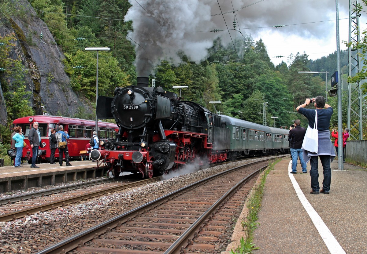 Ausfahrt am 13.09.2014 von 50 2988 der WTB (Wutachtalbahn e.V.) und 52 7596 der EFZ (Eisenbahnfreunde Zollernbahn) am Zugschluss als Dampfsonderzug in Triberg nach St.Georgen und zurück. Dieser Dmapfsonderzug fuhr am 13.09.2014 und fährt am heutigen 14.09.2014 drei mal zwischen Triberg und St.Georgen.