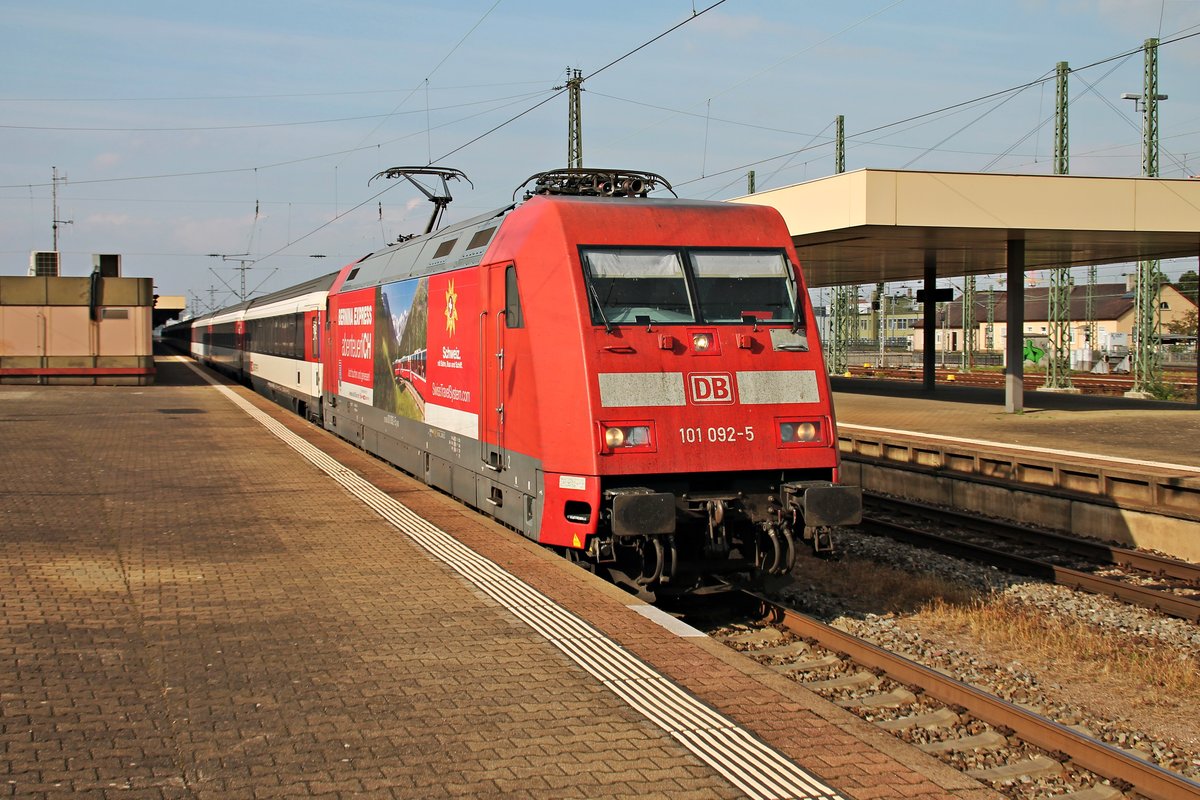 Ausfahrt am 13.10.2015 von 101 092-5  Bernina Express abenteuerliCH  mit dem EC 9 (Hamburg Altona - Zürich HB) aus dem Badischen Bahnhof von Basel in Richtung Basel SBB, um dort ihren Zug an eine Re 4/4 II abzugeben.