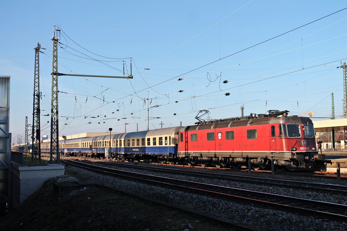 Ausfahrt am 14.02.2018 von SBBC/RADVE Re 620 027-3  Lutterbach-Attisholz  mit dem CBB-Leerzug DLr (Dortmund Bbf - Chiasso) von Gleis 2 des Badischen Bahnhof von Basel in Richtung Rangierbahnhof Muttenz.