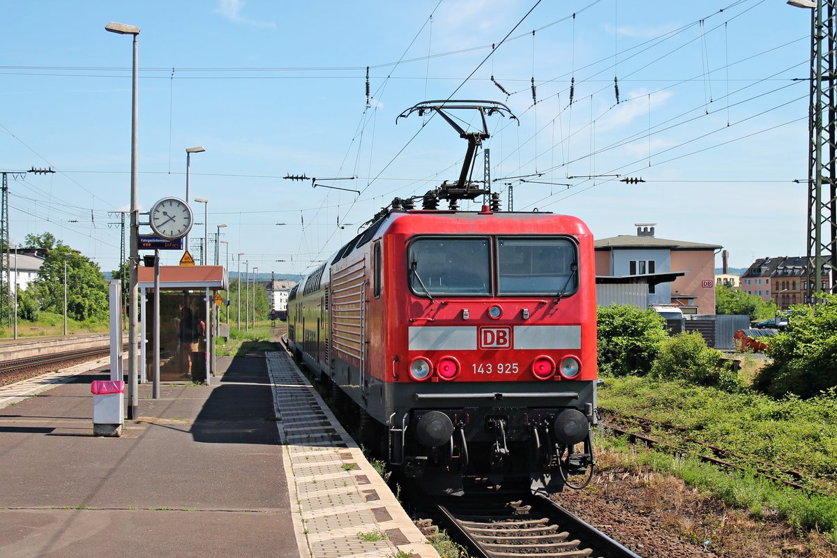 Ausfahrt am 14.06.2015 von der Trierer 143 925 mit einer RB 27 (Koblenz Hbf - Köln Hbf) aus dem Hp Koblenz-Lützel.