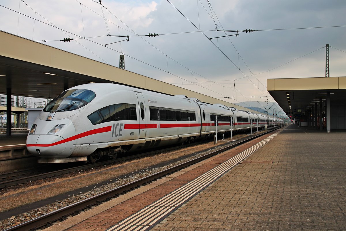 Ausfahrt am 14.10.2015 von 406 085-1 (4685)  Schwäbisch Hall  als ICE 504 (Basel SBB - Köln Hbf) zusammen mit 406 501-7 (4601) als ICE 104 (Basel SBB - Amsterdam CS) aus dem Badischen Bahnhof von Basel in Richtung Deutschland.