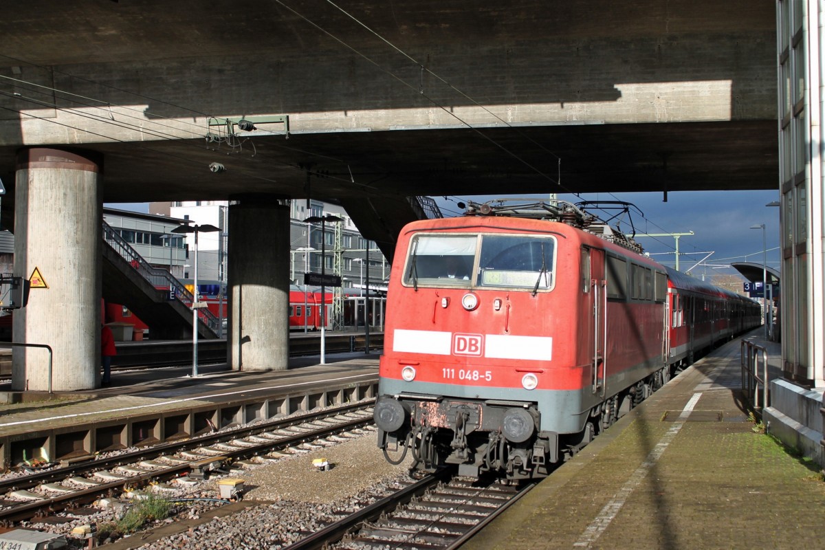 Ausfahrt am 14.12.2013 von 111 048-5 mit der RB 26567 ( Offenburg - Neuenburg (Baden)) in Freiburg (Brsg) Hbf.