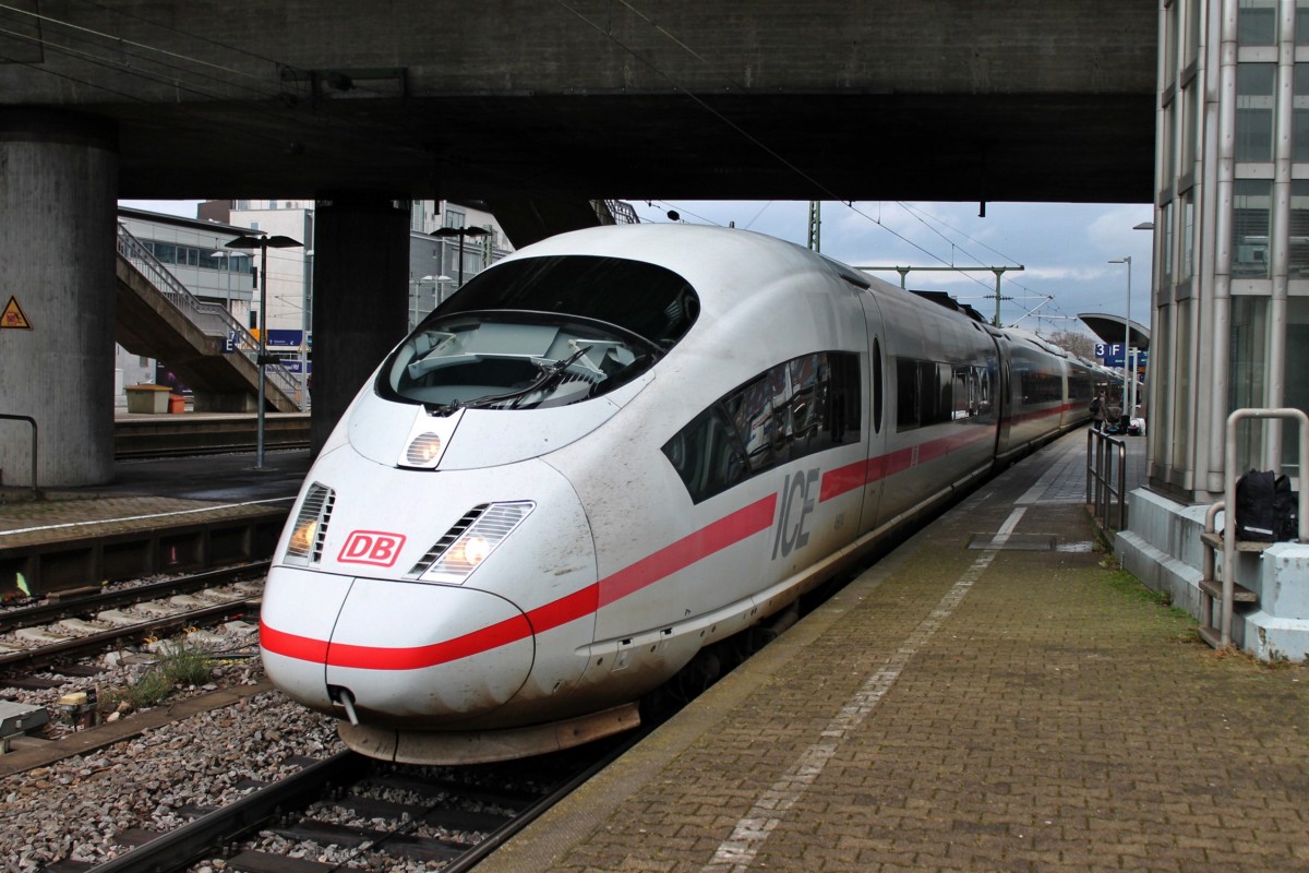 Ausfahrt am 14.12.2013 von 406 004-2 zusammen mit 403 511-9  Wiesbaden  als ICE 505/105 (Amsterdam CS/Köln Hbf - Basel SBB) in Freiburg (Brsg) Hbf.