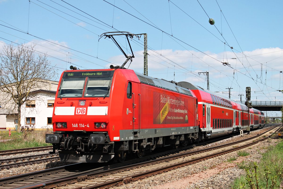 Ausfahrt am 18.04.2015 von 146 114-4  Baden Württemberg erfahren  mit einer RB (Basel Bad Bf - Freiburg (Brsg) Hbf) aus Müllheim (Baden) gen Norden.