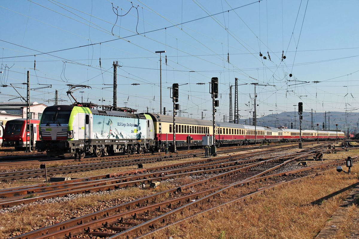 Ausfahrt am 18.10.2017 von BLSC/LM Re 475 404 mit dem AKE-Rheingold (Domodossola - Berlin) aus dem Badischen Bahnhof von Basel in Richtung Weil am Rhein. (Fotostandpunkt von öffentlich zugänglichen Parkplatz)