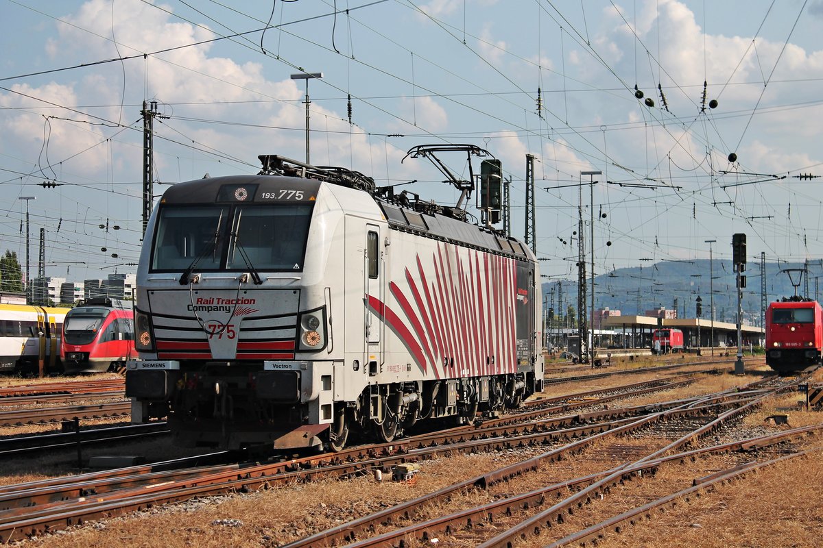 Ausfahrt am 19.09.2018 von 193 775 aus dem BLSC-Abstellbereich im Badischen Bahnhof von Basel ins nördliche Vorfeld, um dort darauf zu warten, den AKE-Rheingold aus Domodossola zu übernehmen.